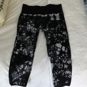 Black tie die 3/4 leggings small